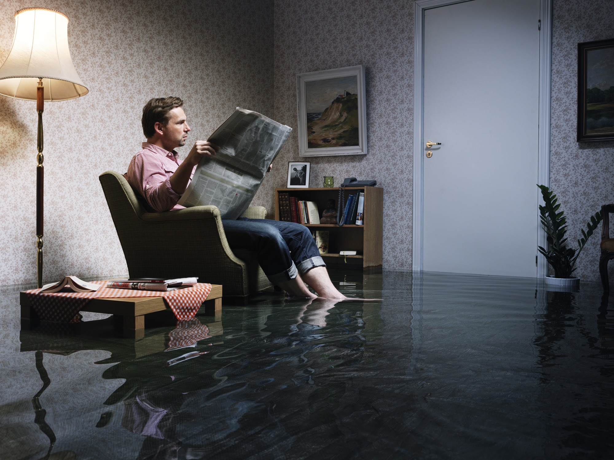 Чужой мужчина в квартире. Потоп в квартире. Соседи затопили квартиру. Затопило квартиру. Залив квартиры.