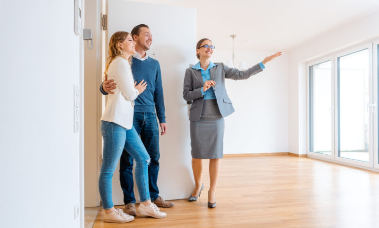 Pośrednik sprzedaje dom młodej parze